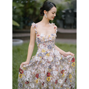 Francuski stil floralne večernje haljine s tankim trakama, novi model 2026, elegantna silueta, pogodna za zaruke i proljetne bankete.