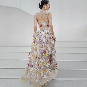 Francuski stil floralne večernje haljine s tankim trakama, novi model 2026, elegantna silueta, pogodna za zaruke i proljetne bankete.