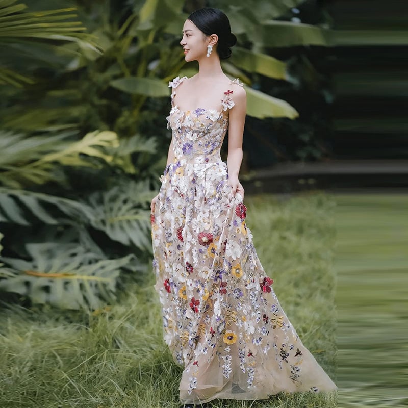 Francuski stil floralne večernje haljine s tankim trakama, novi model 2026, elegantna silueta, pogodna za zaruke i proljetne bankete.