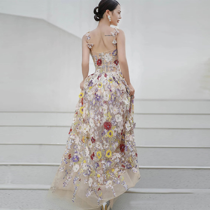 Francuski stil floralne večernje haljine s tankim trakama, novi model 2026, elegantna silueta, pogodna za zaruke i proljetne bankete.