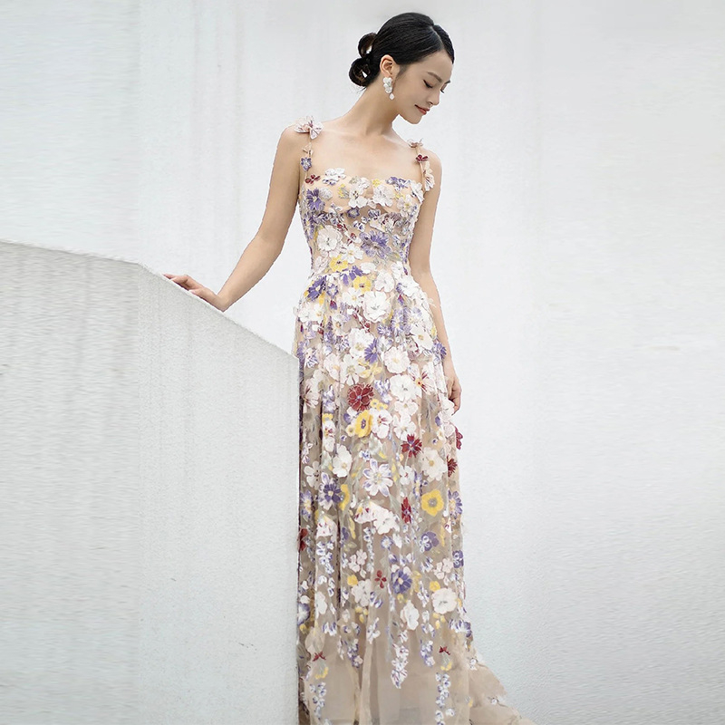 Francuski stil floralne večernje haljine s tankim trakama, novi model 2026, elegantna silueta, pogodna za zaruke i proljetne bankete.