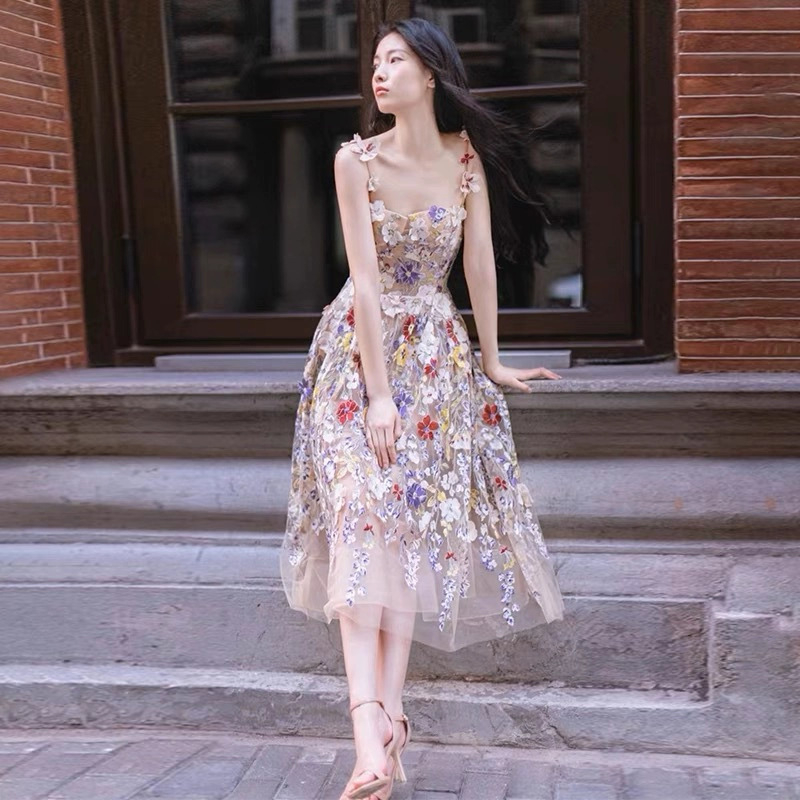 Francuski stil floralne večernje haljine s tankim trakama, novi model 2026, elegantna silueta, pogodna za zaruke i proljetne bankete.