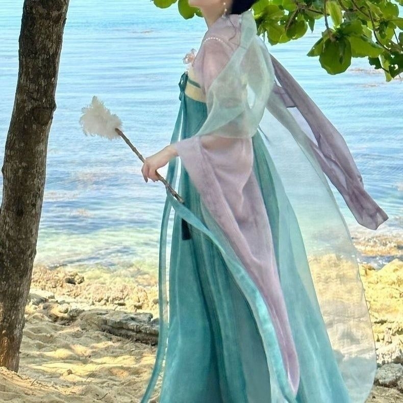 Hanfu set u Tang stilu s dvostruko zatvaranjem gornjeg dijela do prsa i tekućom suknjom, inspiriran dinastijama Sjevera i Juga, ljeto