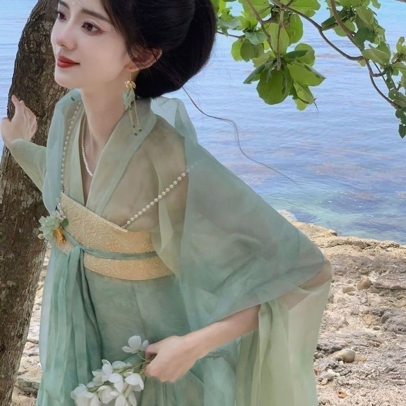 Hanfu set u Tang stilu s dvostruko zatvaranjem gornjeg dijela do prsa i tekućom suknjom, inspiriran dinastijama Sjevera i Juga, ljeto