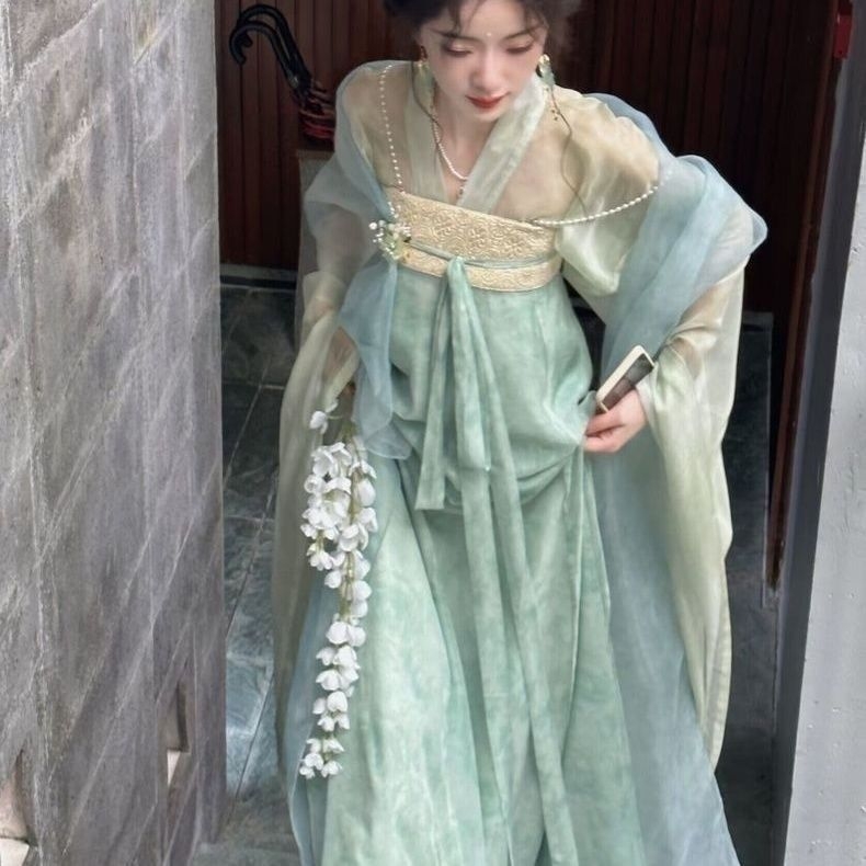 Hanfu set u Tang stilu s dvostruko zatvaranjem gornjeg dijela do prsa i tekućom suknjom, inspiriran dinastijama Sjevera i Juga, ljeto