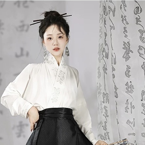 Ženski Hanfu u Ming stilu s zlatnom vezom i cvjetnim motivima, suknja s likom konjske glave, set rukava s dizajnom aviona, modernizirani cheongsam za svakodnevnu etničku modu