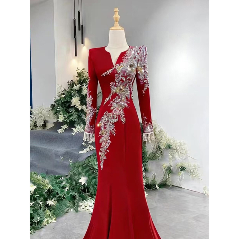 Crvena večernja haljina za žene, pogodna za bankete, lagani luksuz, nišni stil, za hostesu i vokalni solo nastup, elegantna i impresivna.