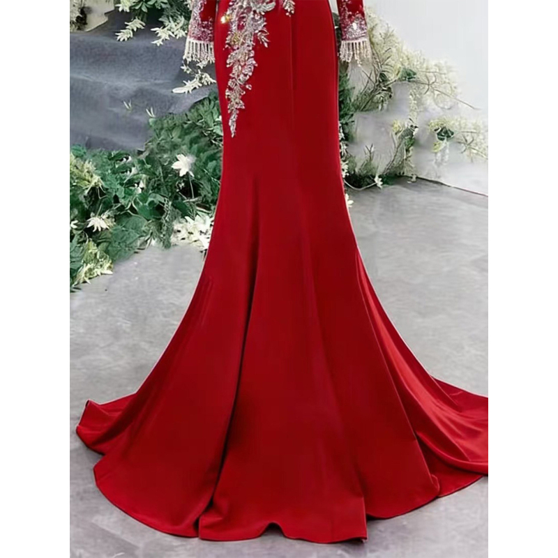 Crvena večernja haljina za žene, pogodna za bankete, lagani luksuz, nišni stil, za hostesu i vokalni solo nastup, elegantna i impresivna.