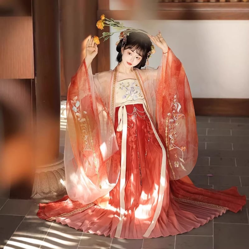 Ženski Hanfu set, proljeće–ljeto 2026, Tang stil Hezi suknja s bogatom vezom i top s širokim rukavima, kineski nadahnut eterični izgled