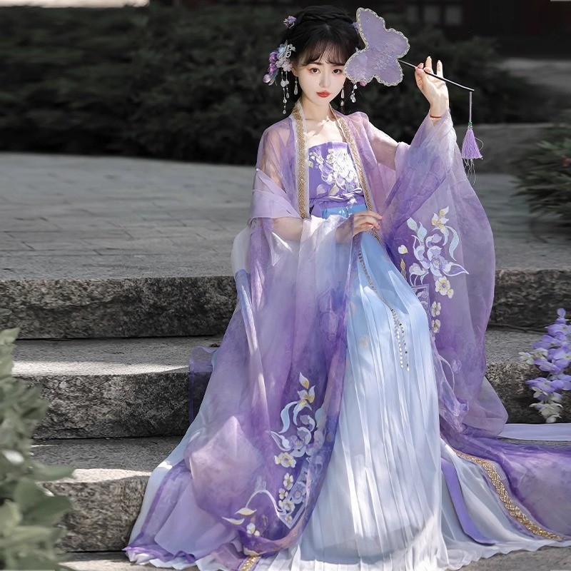 Ženski Hanfu set, proljeće–ljeto 2026, Tang stil Hezi suknja s bogatom vezom i top s širokim rukavima, kineski nadahnut eterični izgled