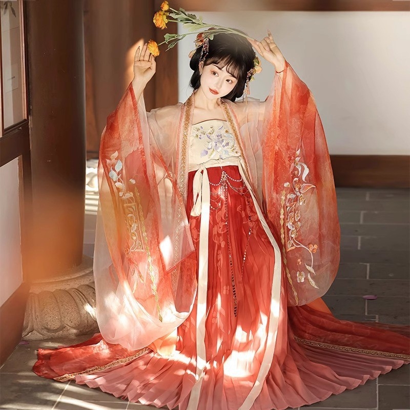 Ženski Hanfu set, proljeće–ljeto 2026, Tang stil Hezi suknja s bogatom vezom i top s širokim rukavima, kineski nadahnut eterični izgled
