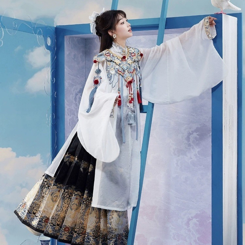 Hanfu dinastije Ming za žene — akademska haljina za završnu maturu s Ma Men suknjom i ramenima u oblaku