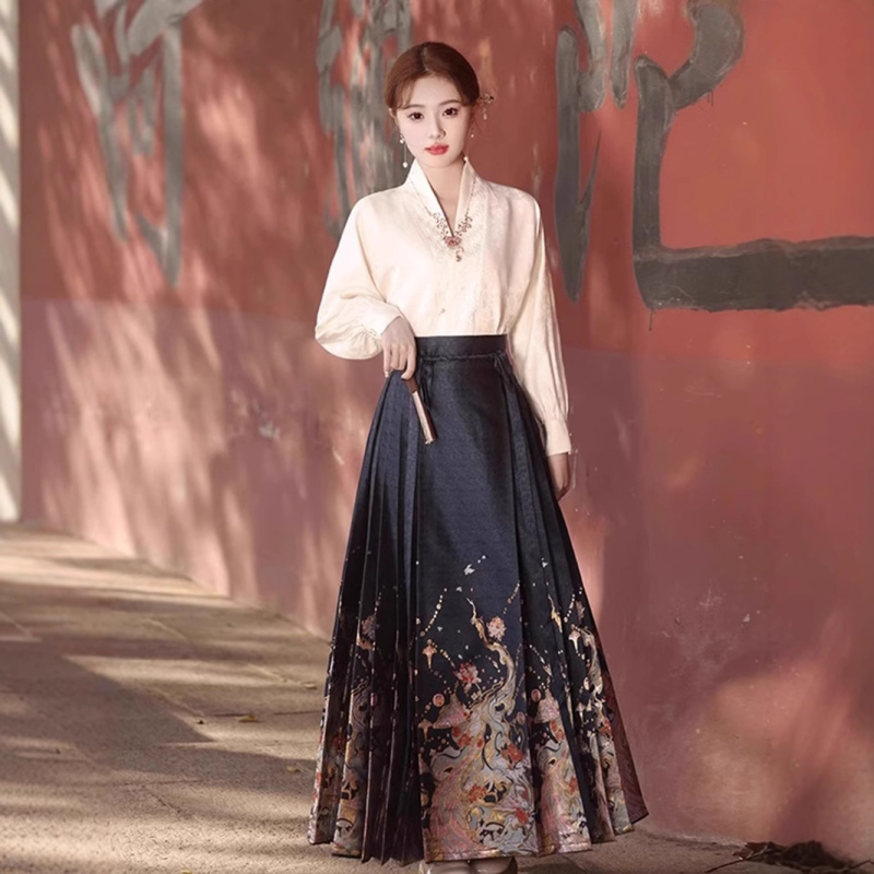 Hanfu dvodijelni set s suknjom u obliku konjske glave, godina zmaja, Ming stil, proleće-jesen 2025