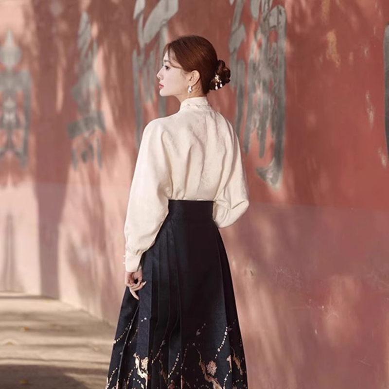 Hanfu dvodijelni set s suknjom u obliku konjske glave, godina zmaja, Ming stil, proleće-jesen 2025