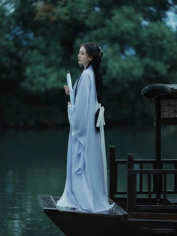 Ženska Hanfu u Wei Jin stilu, svijetla boja, široki rukavi, križni ovratnik i ravni rub, eterični drevni kostim.
