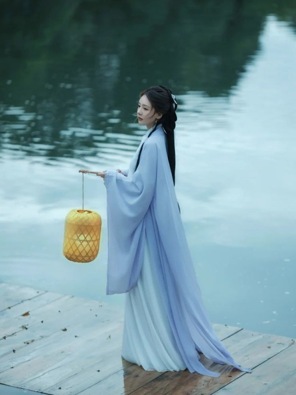 Ženska Hanfu u Wei Jin stilu, svijetla boja, široki rukavi, križni ovratnik i ravni rub, eterični drevni kostim.