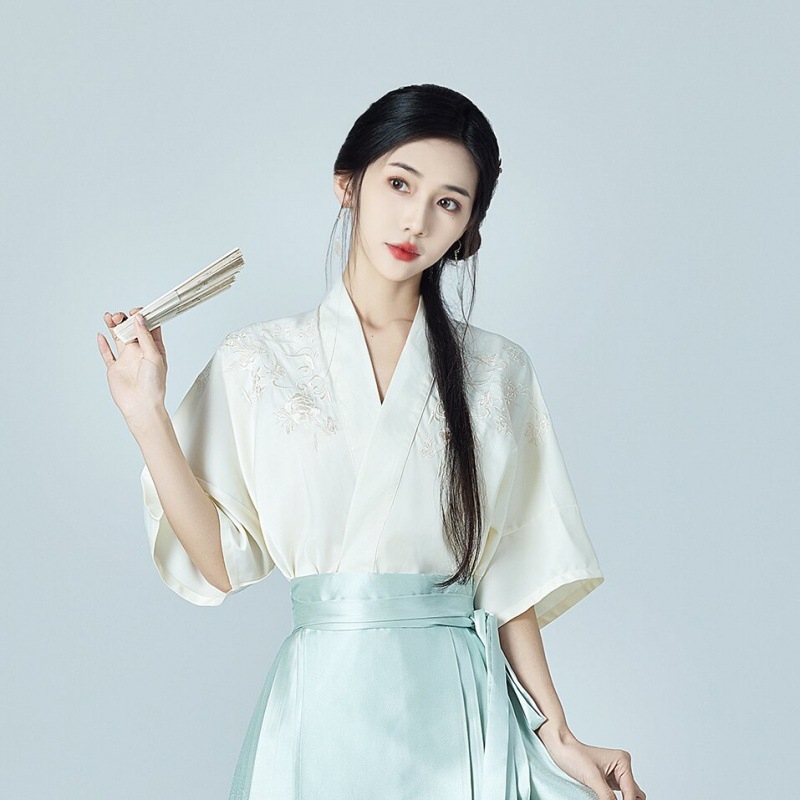Hanfu inspiriran top s kratkim rukavima i preklopnim ovratnikom, gusta izvezenost z zlatnom nitom, Mamian suknja