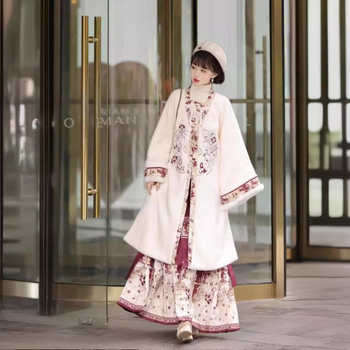 Zimski Hanfu set inspiriran Ming stilom, dugački kaput s preklopnim ovratnikom i plisirana suknja, podstavljena za svakodnevnu upotrebu