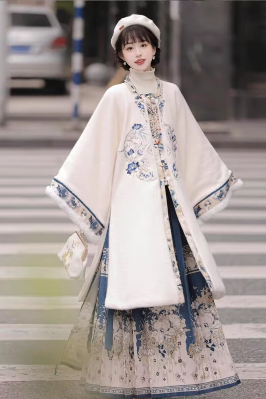Zimski Hanfu set inspiriran Ming stilom, dugački kaput s preklopnim ovratnikom i plisirana suknja, podstavljena za svakodnevnu upotrebu