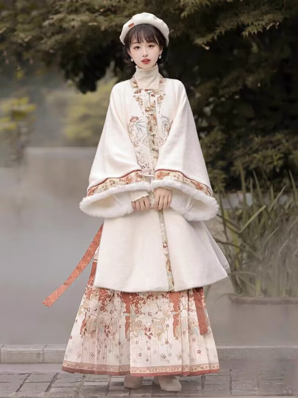 Zimski Hanfu set inspiriran Ming stilom, dugački kaput s preklopnim ovratnikom i plisirana suknja, podstavljena za svakodnevnu upotrebu
