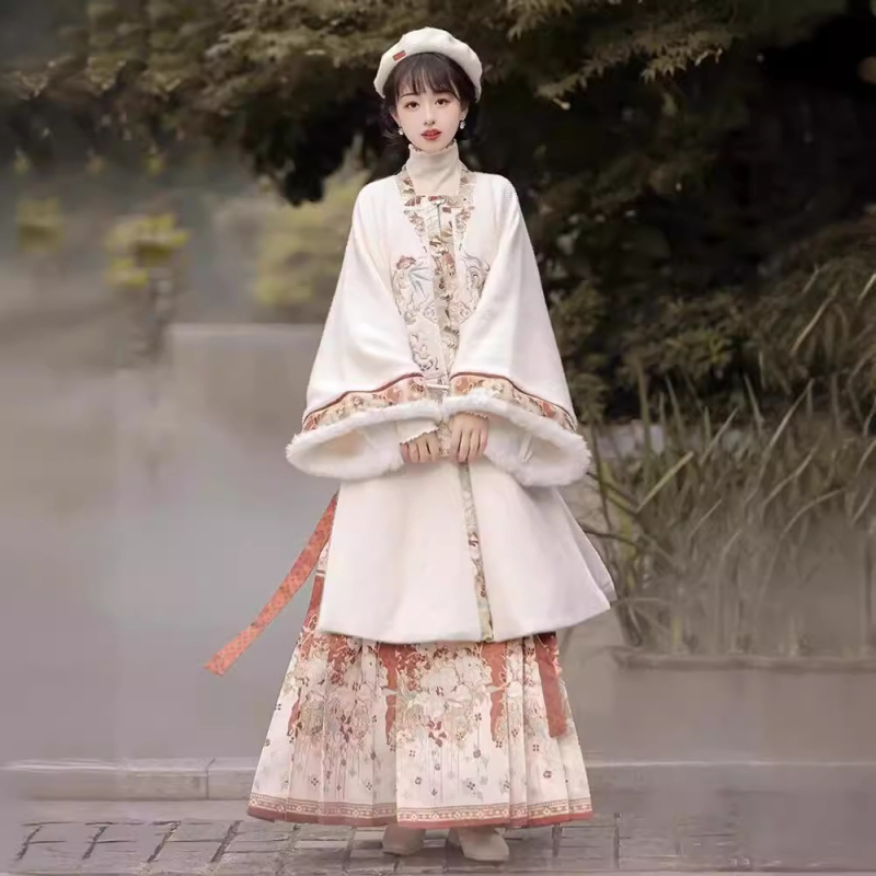 Zimski Hanfu set inspiriran Ming stilom, dugački kaput s preklopnim ovratnikom i plisirana suknja, podstavljena za svakodnevnu upotrebu