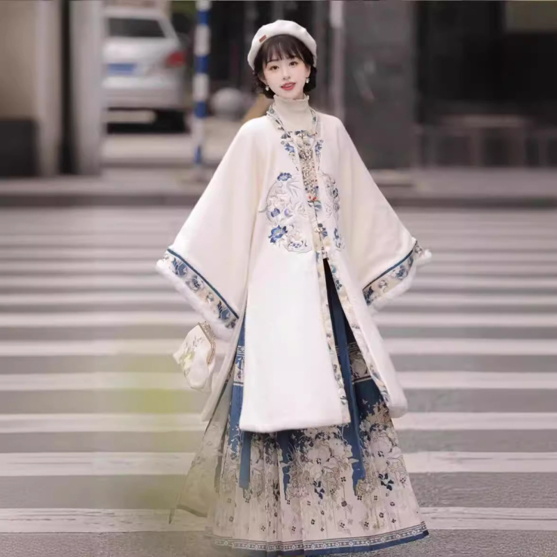 Zimski Hanfu set inspiriran Ming stilom, dugački kaput s preklopnim ovratnikom i plisirana suknja, podstavljena za svakodnevnu upotrebu