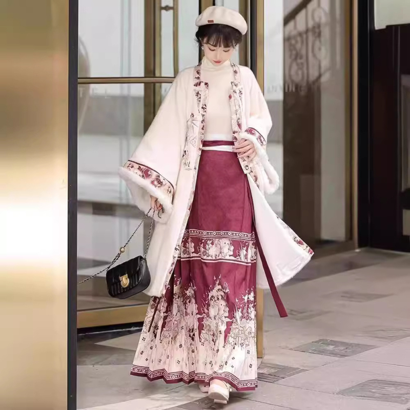 Zimski Hanfu set inspiriran Ming stilom, dugački kaput s preklopnim ovratnikom i plisirana suknja, podstavljena za svakodnevnu upotrebu