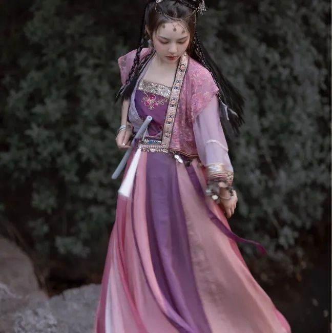 Ženski Hanfu u stilu Song: kratka jakna s preklopnim ovratnikom, top s trakama, suknja s dvanaest plisova, jesen-zima