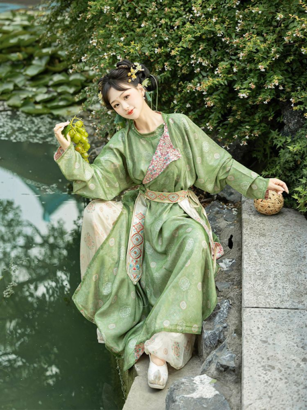 Hanfu u Tang stilu s okruglim izrezom i vezom, ženski model; lantern hlače s velikom vezenom i otiskom; restaurirani dizajn