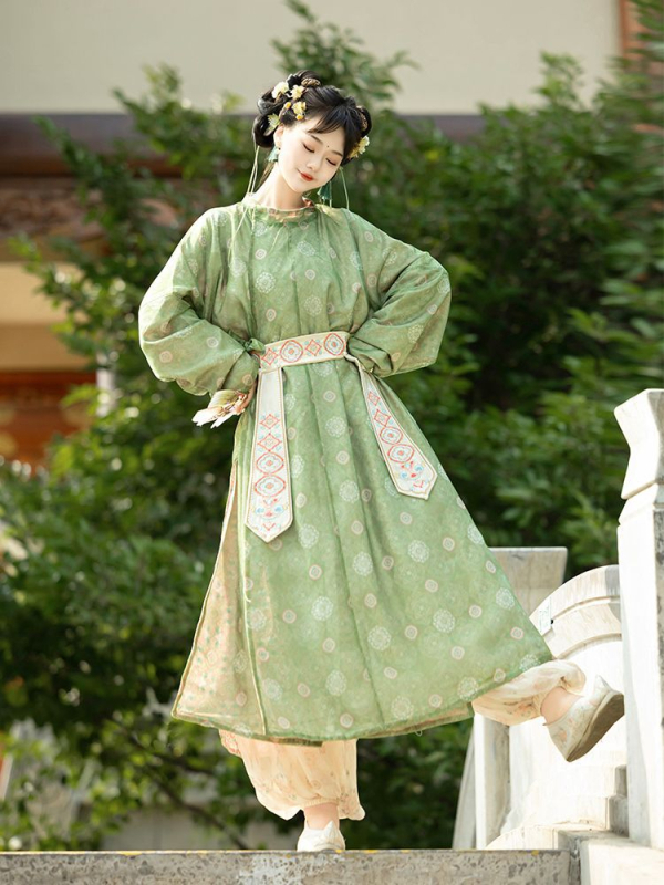 Hanfu u Tang stilu s okruglim izrezom i vezom, ženski model; lantern hlače s velikom vezenom i otiskom; restaurirani dizajn