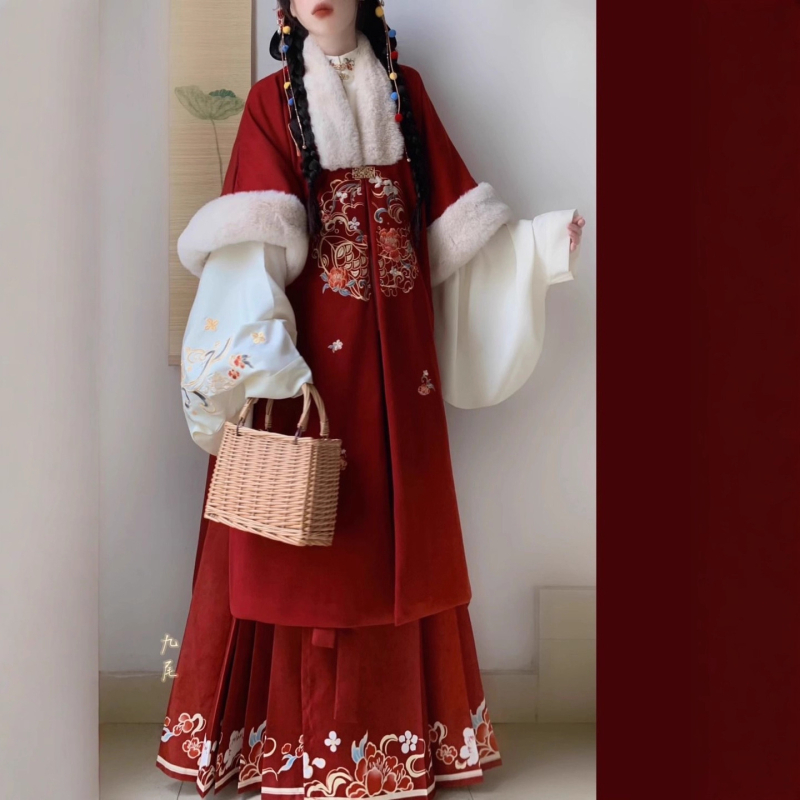 Ženski Hanfu set zimi, crvena boja, novogodišnji Han stil, elementi Han, krzno kaput, Mamian suknja, vilinski stil