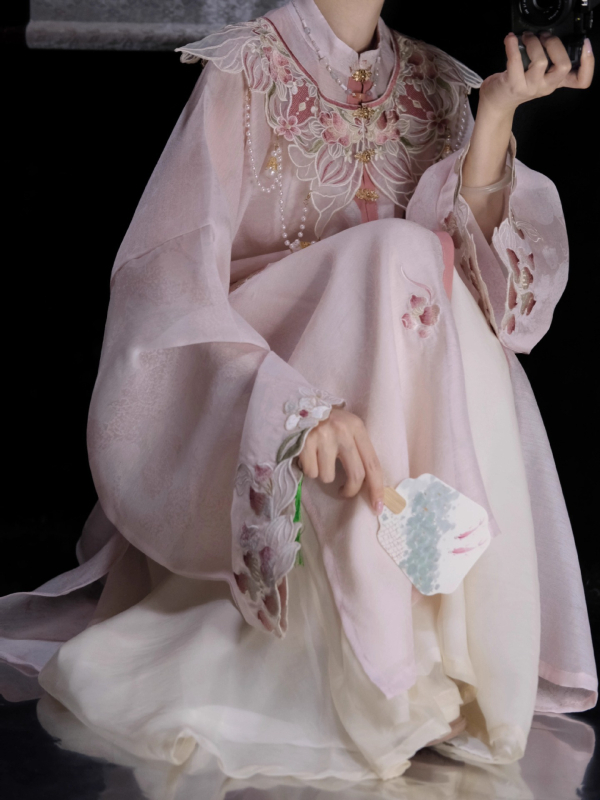 Hanfu u Ming stilu, poboljšan model, s ramena u stilu oblaka i stojećim ovratnikom; komplet za svakodnevno nošenje, izlazak i putovanja