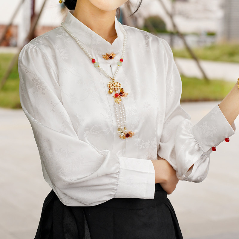 Ženski Hanfu u Ming stilu: suknja s florálnim uzorkom i zlatnim tkanjem, ukrašena perlama, svakodnevni komad
