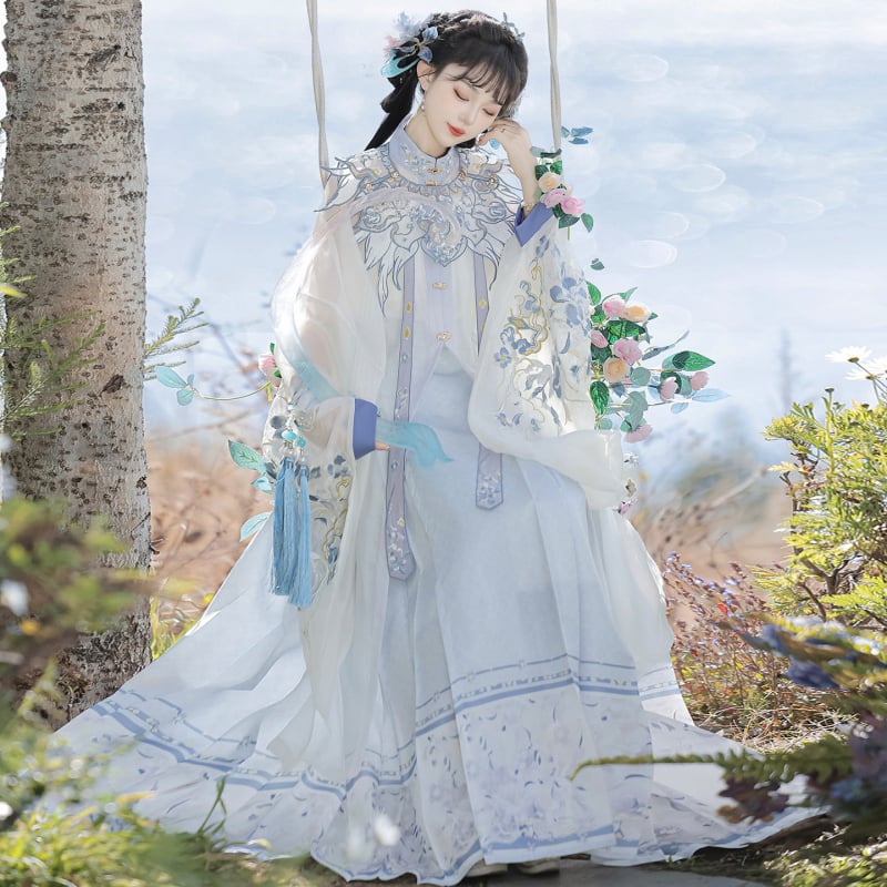 Hanfu u Ming dinastije s uspravnim ovratnikom, preklopnim prednjim zatvaranjem, dugim rukavima, teškim vezom, oblacnim ramenima i suknjom s motivom konjske maske, za žene, proljeće/ljeto.