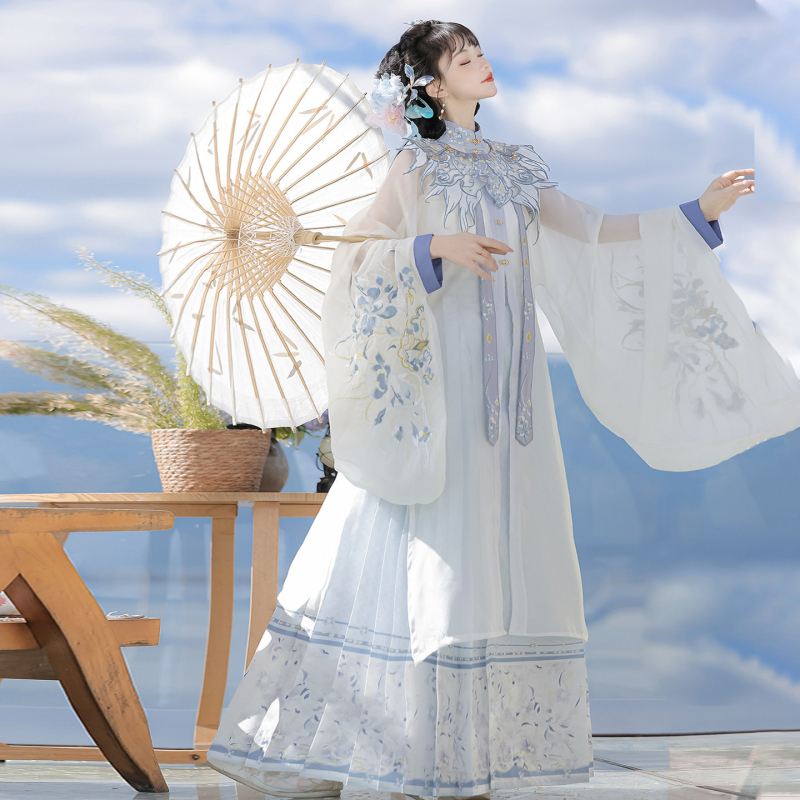 Hanfu u Ming dinastije s uspravnim ovratnikom, preklopnim prednjim zatvaranjem, dugim rukavima, teškim vezom, oblacnim ramenima i suknjom s motivom konjske maske, za žene, proljeće/ljeto.