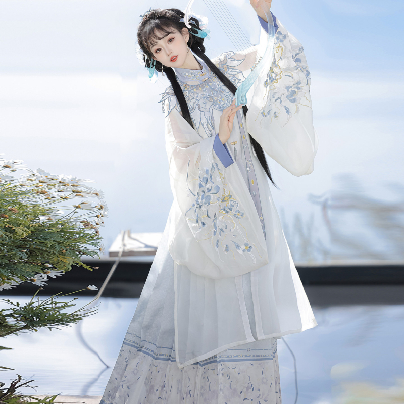 Hanfu u Ming dinastije s uspravnim ovratnikom, preklopnim prednjim zatvaranjem, dugim rukavima, teškim vezom, oblacnim ramenima i suknjom s motivom konjske maske, za žene, proljeće/ljeto.