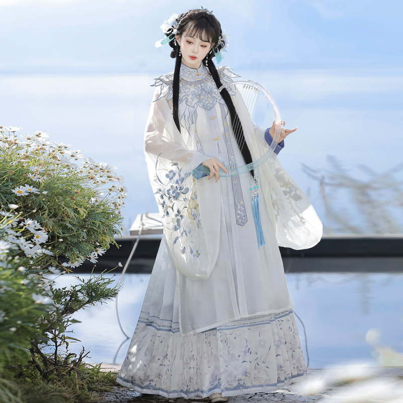 Hanfu u Ming dinastije s uspravnim ovratnikom, preklopnim prednjim zatvaranjem, dugim rukavima, teškim vezom, oblacnim ramenima i suknjom s motivom konjske maske, za žene, proljeće/ljeto.