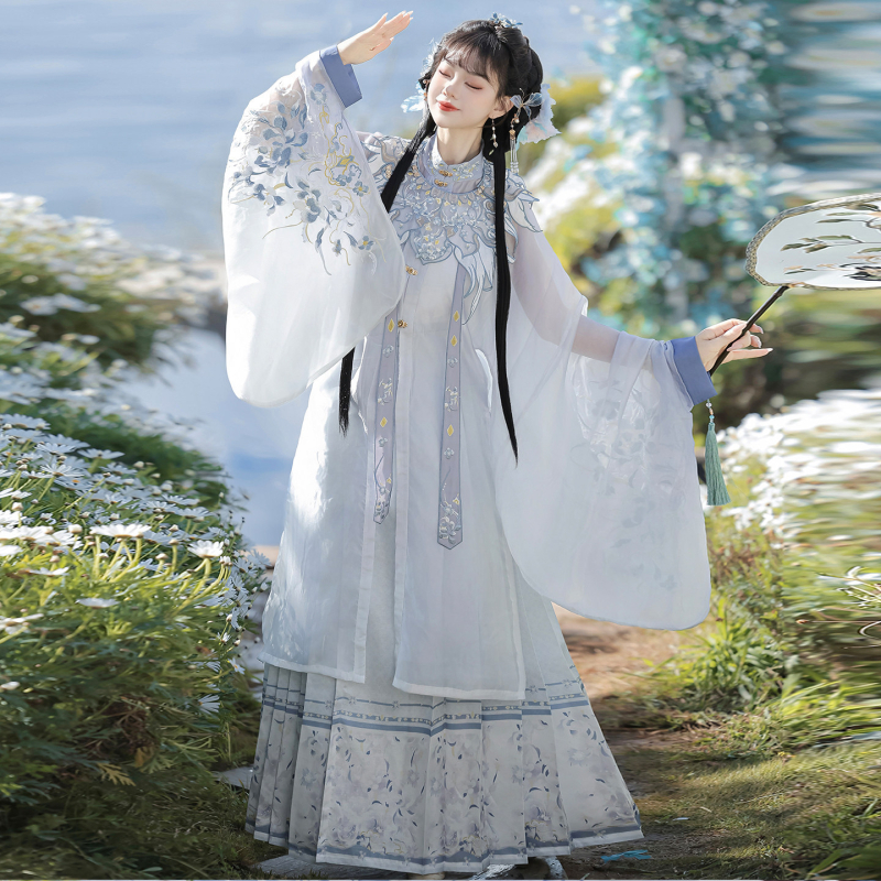 Hanfu u Ming dinastije s uspravnim ovratnikom, preklopnim prednjim zatvaranjem, dugim rukavima, teškim vezom, oblacnim ramenima i suknjom s motivom konjske maske, za žene, proljeće/ljeto.