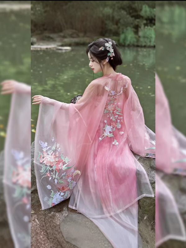 Hanfu dinastije Tang s dvanaest božanstava cvijeća, motiv Peony Rendezvous — izšivena bluza s širokim rukavima i suknja do struka, Ming inspirirano, za svakodnevnu upotrebu.