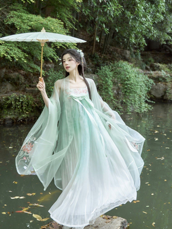 Hanfu dinastije Tang s dvanaest božanstava cvijeća, motiv Peony Rendezvous — izšivena bluza s širokim rukavima i suknja do struka, Ming inspirirano, za svakodnevnu upotrebu.