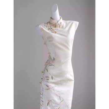 Kínai stílusú eljegyzési ruha nehéz hímzéssel és jacquard mintával, hosszú A-vonalú ruha, álló gallér, ujjatlan