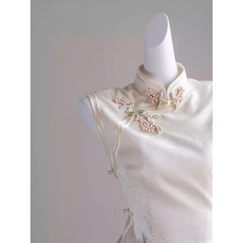 Kínai stílusú eljegyzési ruha nehéz hímzéssel és jacquard mintával, hosszú A-vonalú ruha, álló gallér, ujjatlan
