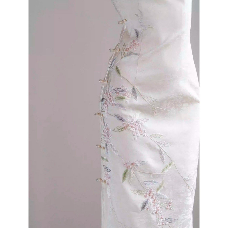 Kínai stílusú eljegyzési ruha nehéz hímzéssel és jacquard mintával, hosszú A-vonalú ruha, álló gallér, ujjatlan