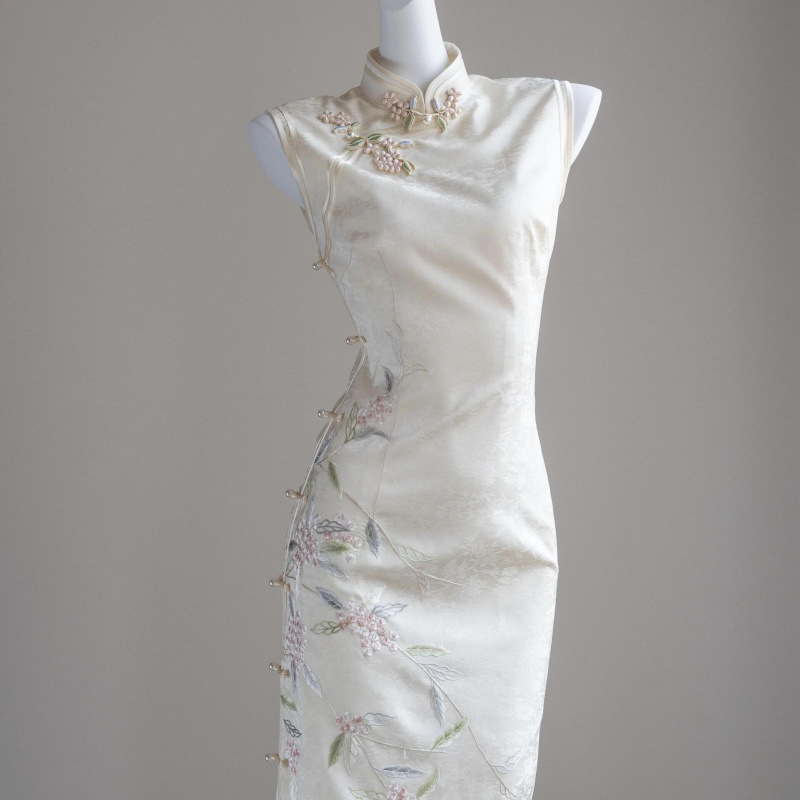Kínai stílusú eljegyzési ruha nehéz hímzéssel és jacquard mintával, hosszú A-vonalú ruha, álló gallér, ujjatlan