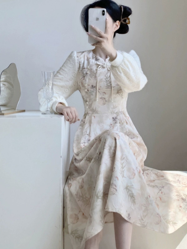 Duga haljina u kineskom stilu s cvjetnim uzorkom i debelom podstavom