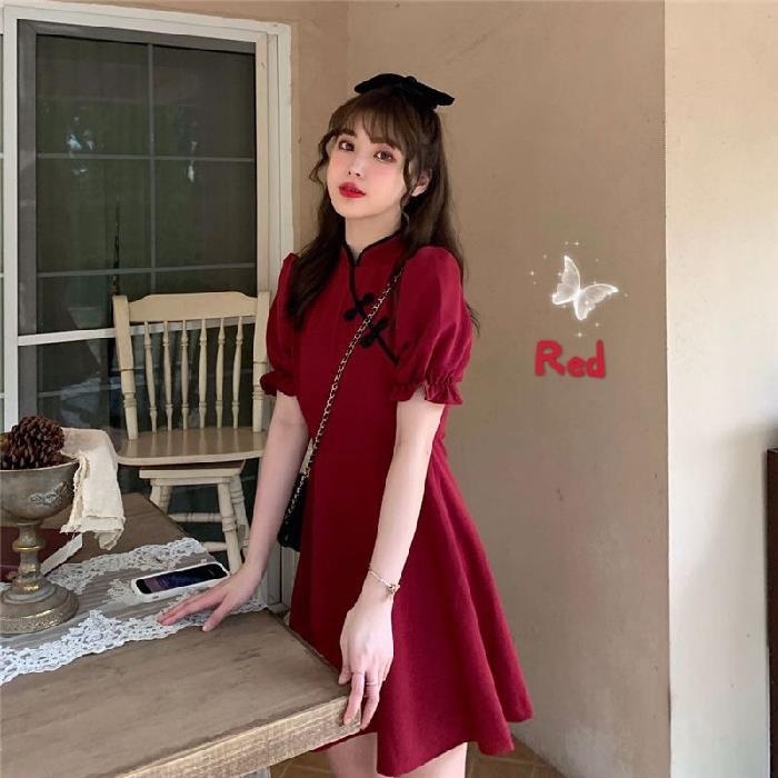 Crvena haljina s pan-buckle zatvaračem, osvježeni model 2026, retro inspiriran Cheongsam, uski struk, tea-dress, francuski stil, ljeto