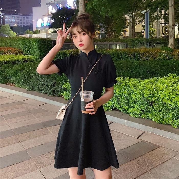 Crvena haljina s pan-buckle zatvaračem, osvježeni model 2026, retro inspiriran Cheongsam, uski struk, tea-dress, francuski stil, ljeto