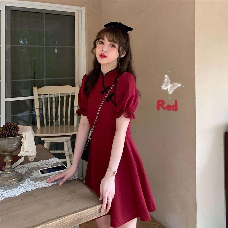 Crvena haljina s pan-buckle zatvaračem, osvježeni model 2026, retro inspiriran Cheongsam, uski struk, tea-dress, francuski stil, ljeto