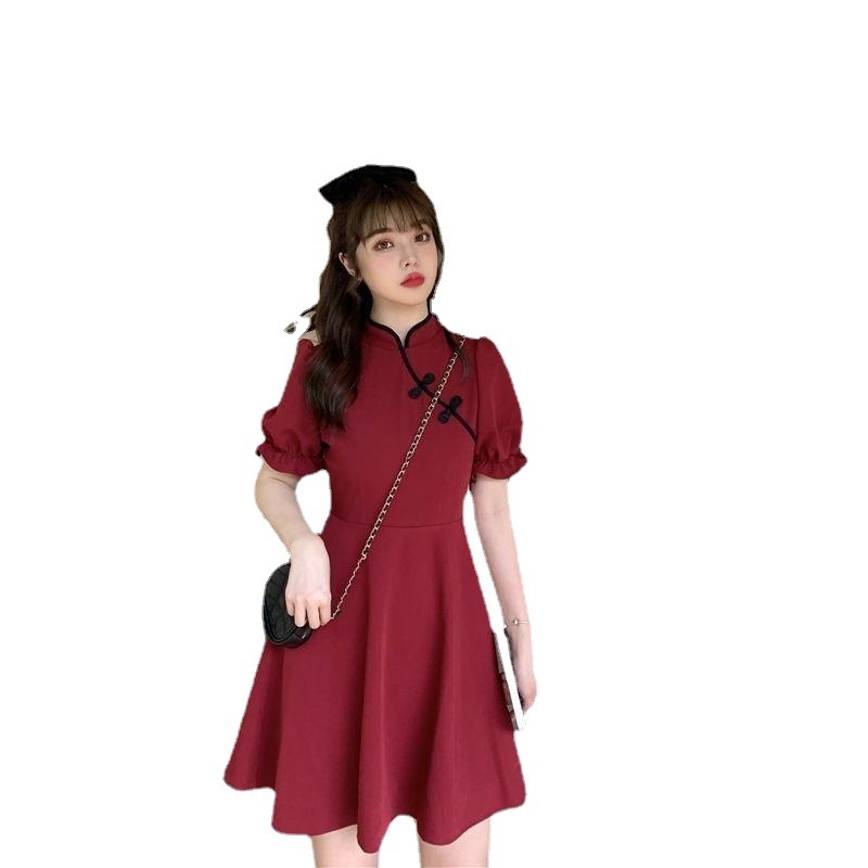 Crvena haljina s pan-buckle zatvaračem, osvježeni model 2026, retro inspiriran Cheongsam, uski struk, tea-dress, francuski stil, ljeto