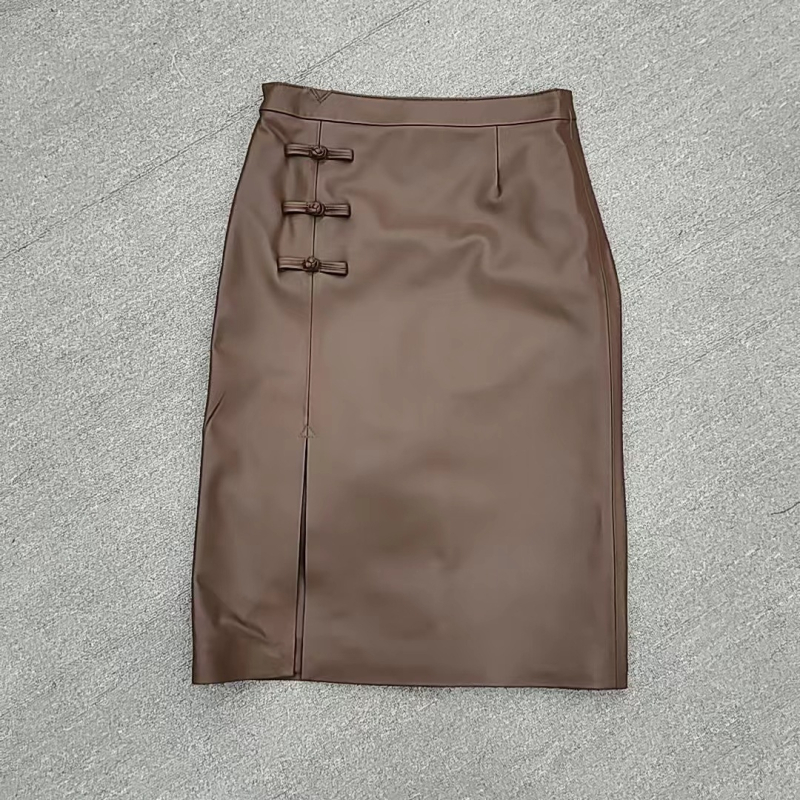 Srednje duga suknja od ovčje kože s retro kopčom i šlicem.